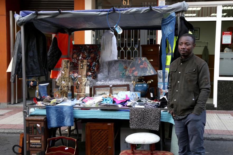 Mercadillo de la Calle Constitución -  Un vendedor en su puesto.