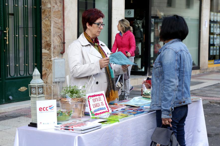 Mercadillo de la Calle Constitución -  Una compradora.