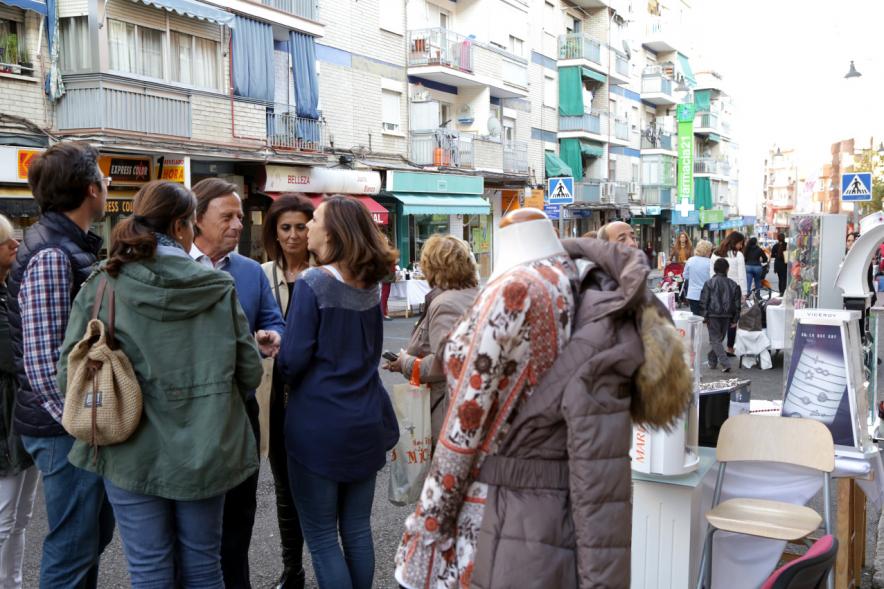 Mercadillo de la Calle Constitución -  El alcalde con los visitantes.