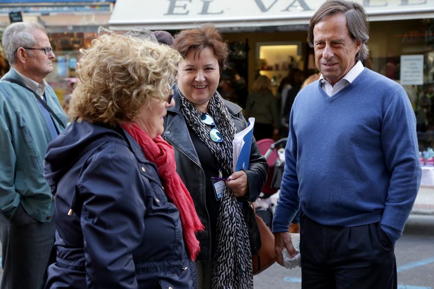 Mercadillo de la Calle Constitución -  El alcalde con los visitantes.