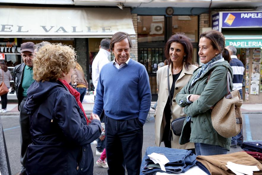 Mercadillo de la Calle Constitución -  El alcalde con los visitantes. 