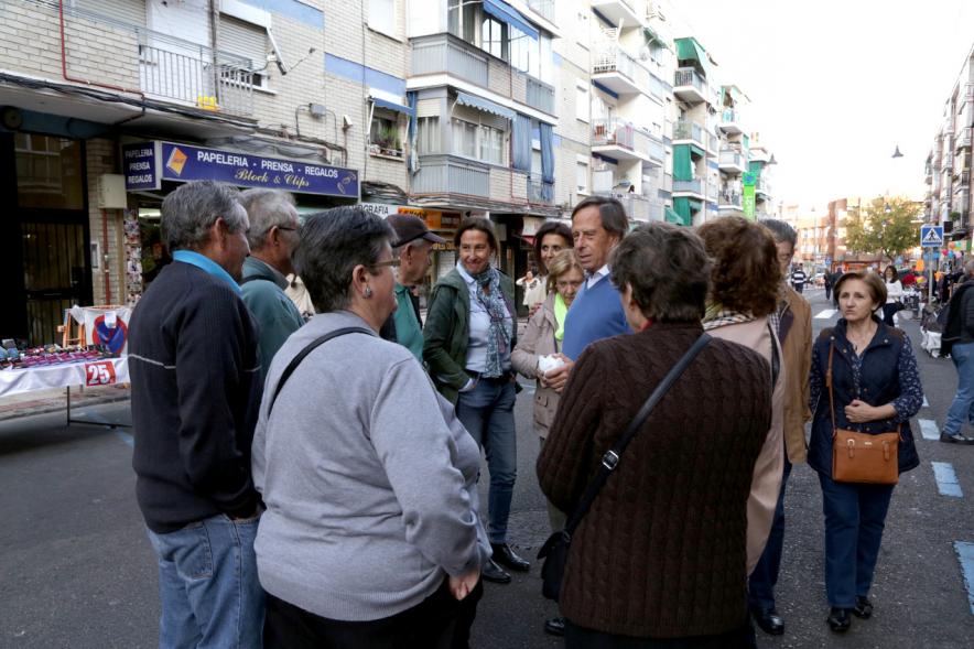 Mercadillo de la Calle Constitución -  El alcalde con los visitantes. 