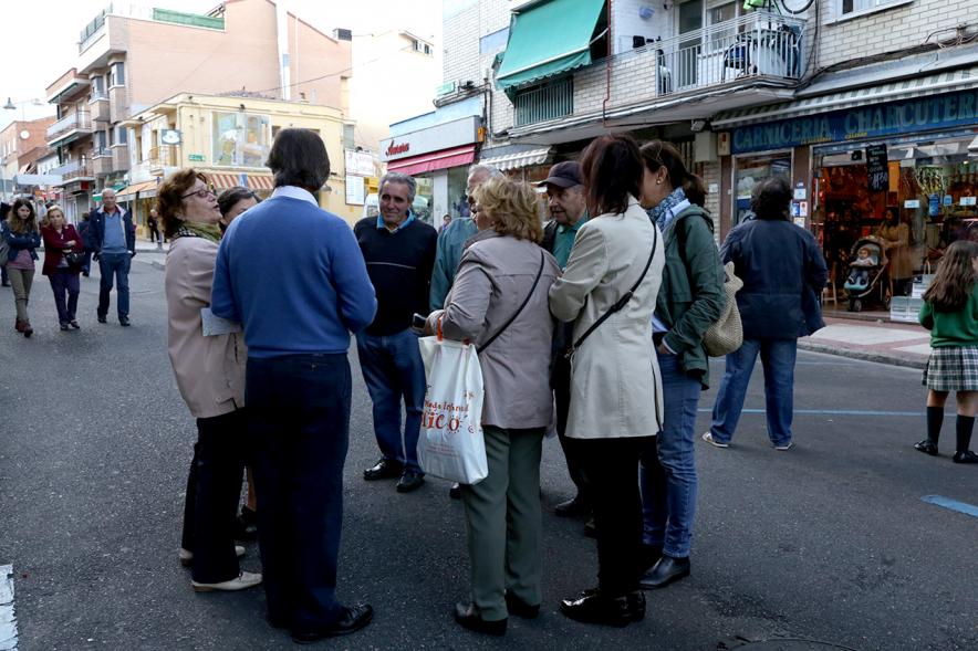 Mercadillo de la Calle Constitución -  El alcalde con los visitantes. 