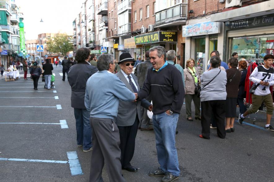Mercadillo de la Calle Constitución -  El alcalde con los visitantes.  