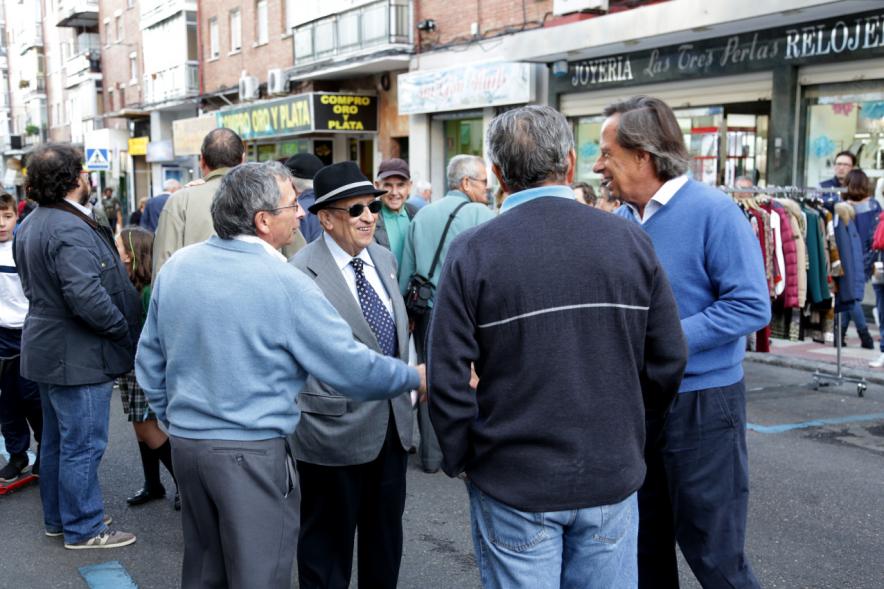 Mercadillo de la Calle Constitución - El alcalde con los visitantes.    