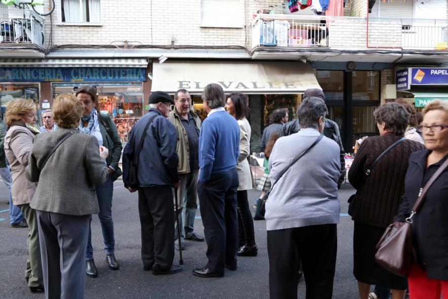 Mercadillo de la Calle Constitución -  El alcalde con los visitantes.   
