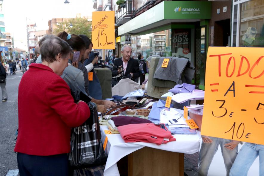 Mercadillo de la Calle Constitución - Los compradores.