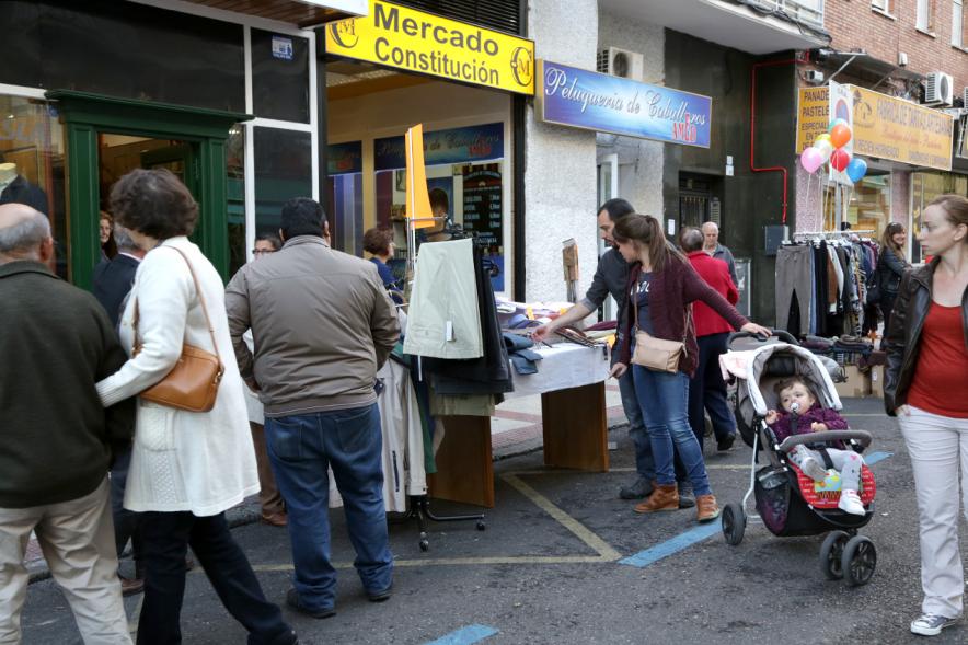 Mercadillo de la Calle Constitución - Vendedores y compradores.