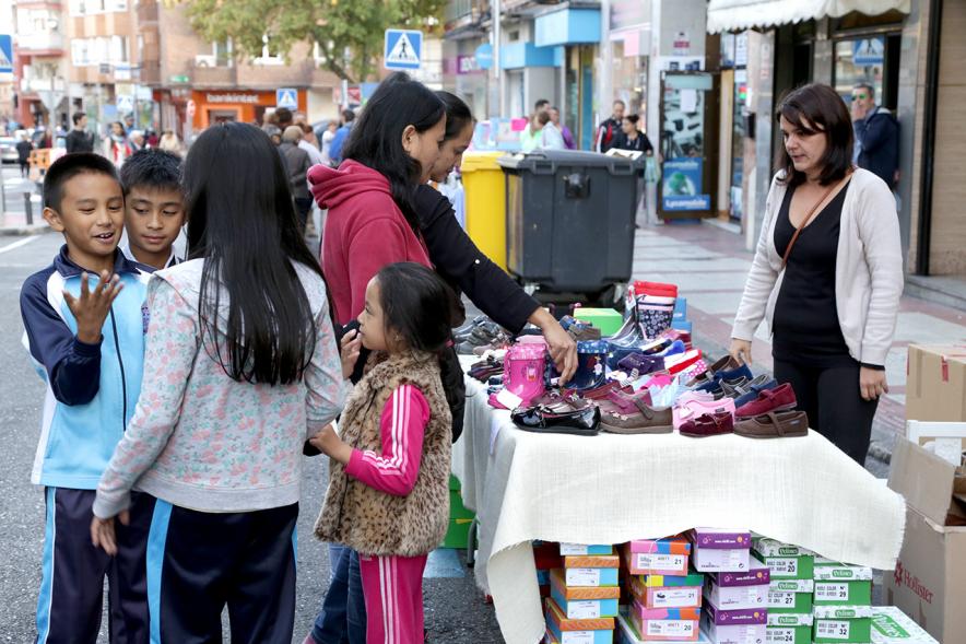 Mercadillo de la Calle Constitución -  Vendedores y compradores. 