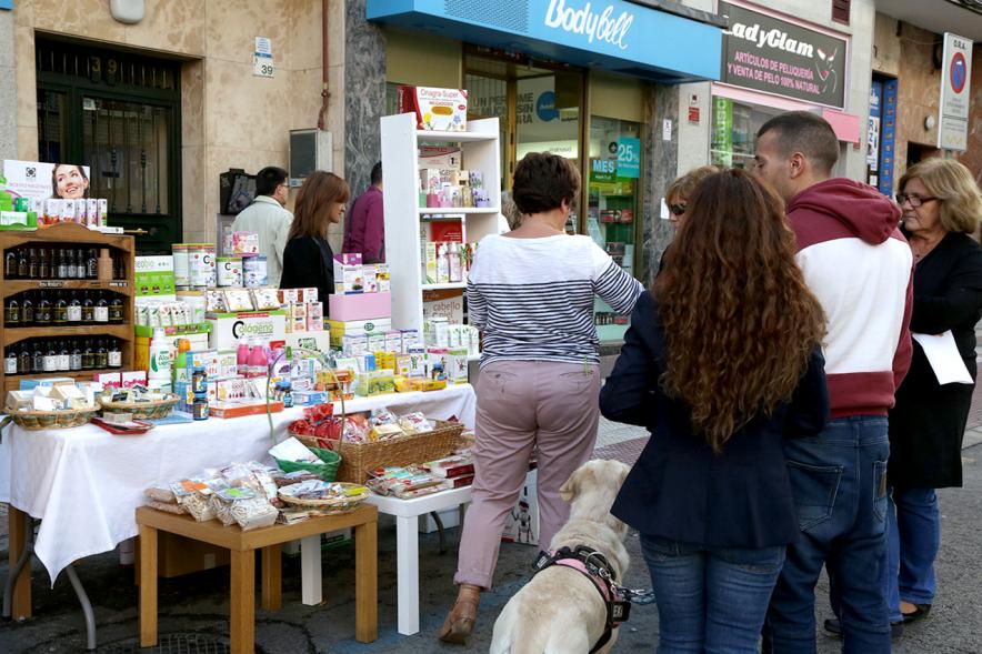 Mercadillo de la Calle Constitución - Vendedores y compradores. 
