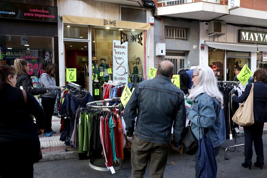 Mercadillo de la Calle Constitución -  Los visitantes.