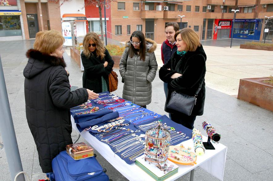 Concejalas en puesto de artesanía - 2019