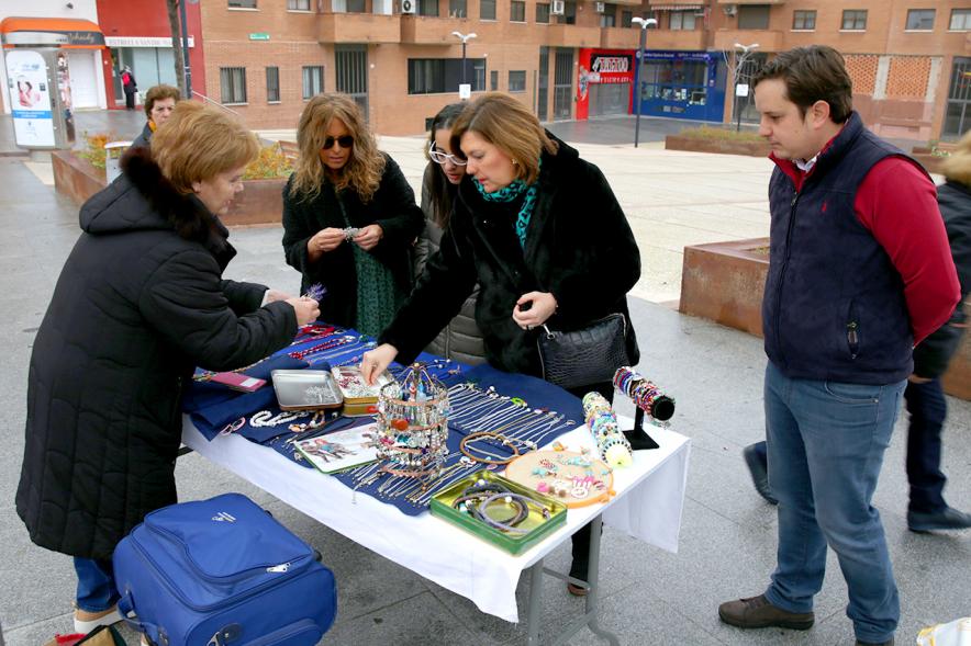 Concejales en puesto de artesanía - 2019