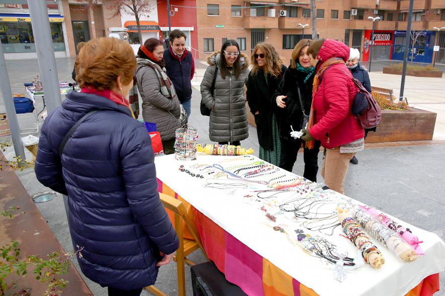 Concejales en puesto de artesanía - 2019