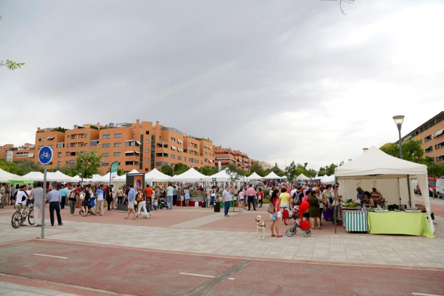 Vista general del mercado y visitantes. 
