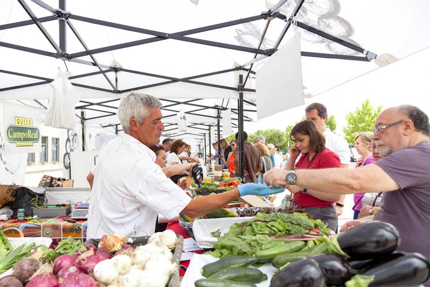 Puesto de verduras y frutas, procedencia Madrid.