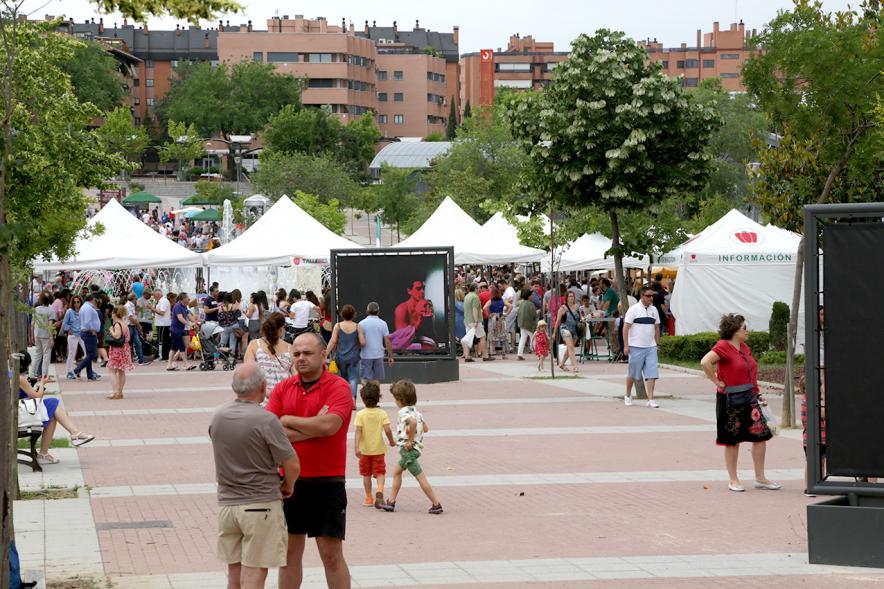 Vista general del mercado y visitantes. 