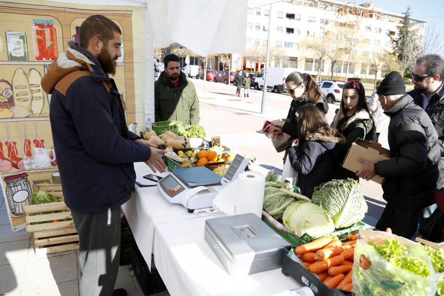 Mercado Agroecológico - Imagen de una de las personas ofreciendo sus productos a los visitantes.