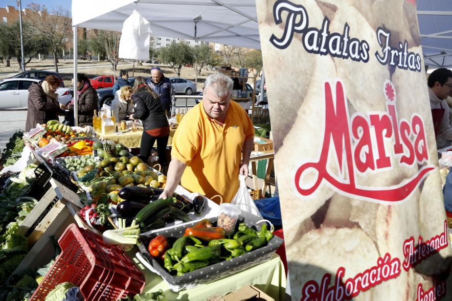 Mercado Agroecológico - Imagen de una de las personas ofreciendo sus productos a los visitantes.