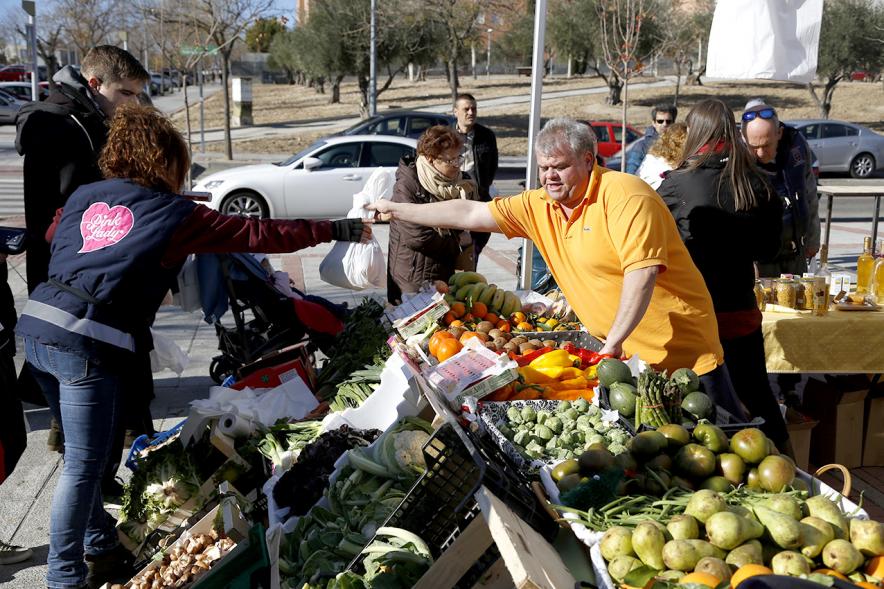 Mercado Agroecológico -Imagen de una de las personas ofreciendo sus productos a los visitantes.