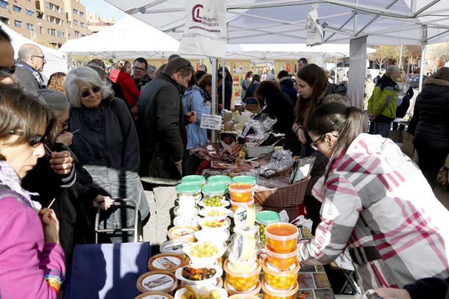Mercado Agroecológico - Imagen de una de las personas ofreciendo sus productos a los visitantes.