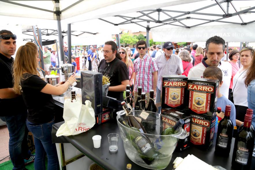 Puesto de vermut, productos locales. 