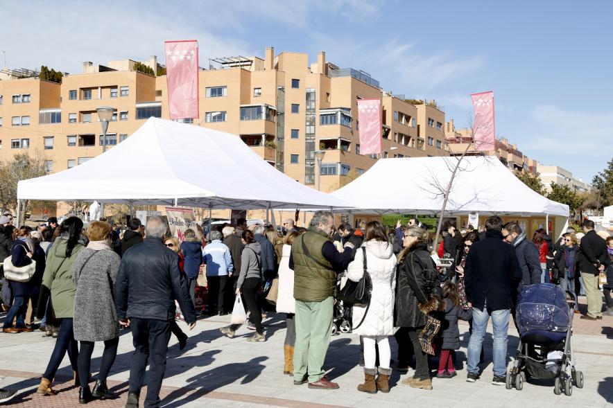 Mercado Agroecológico - Imagen panorámica del público asistente al mercado.