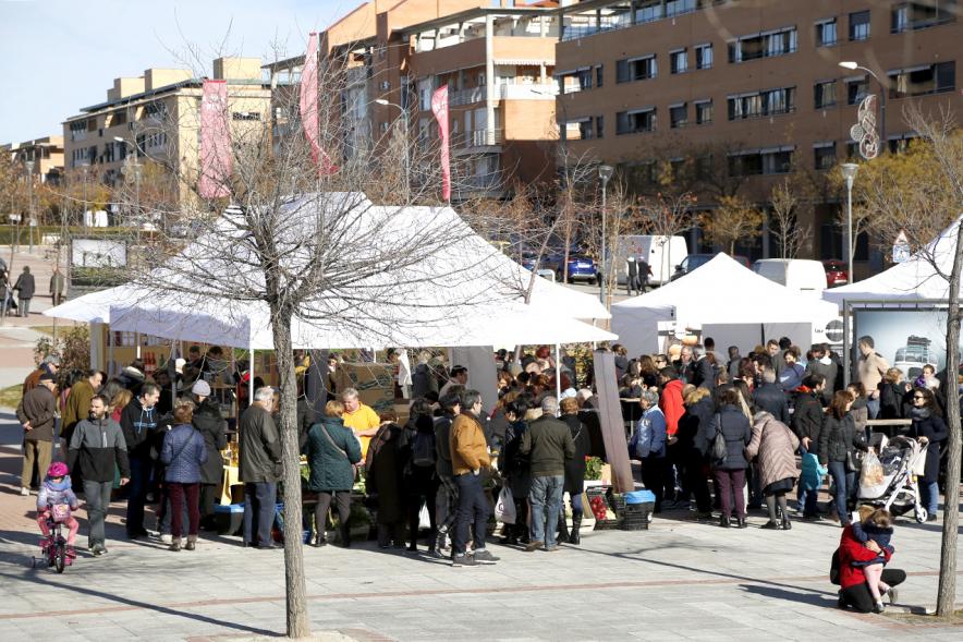 Mercado Agroecológico - Imagen panorámica del público asistente al mercado.