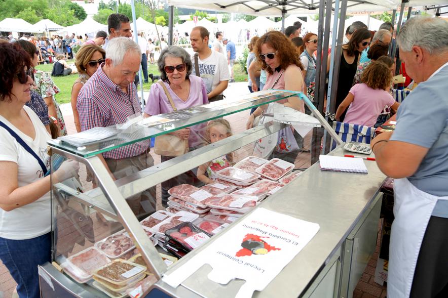 Puesto de carne, productos locales. 
