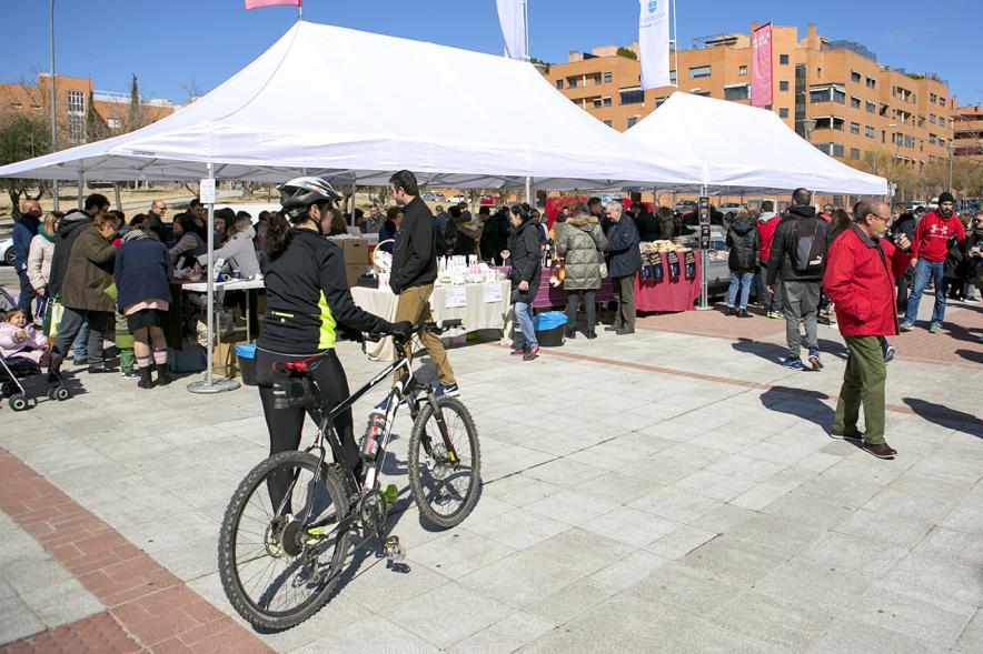 Vista general del mercado y visitantes. 