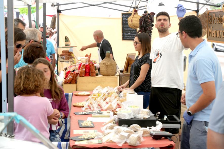 Puesto de quesos, productos locales. 