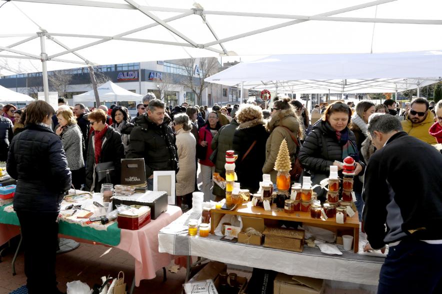 Mercado Agroecológico - Imagen de personas desde sus puestos ofreciendo sus productos a los visitantes.