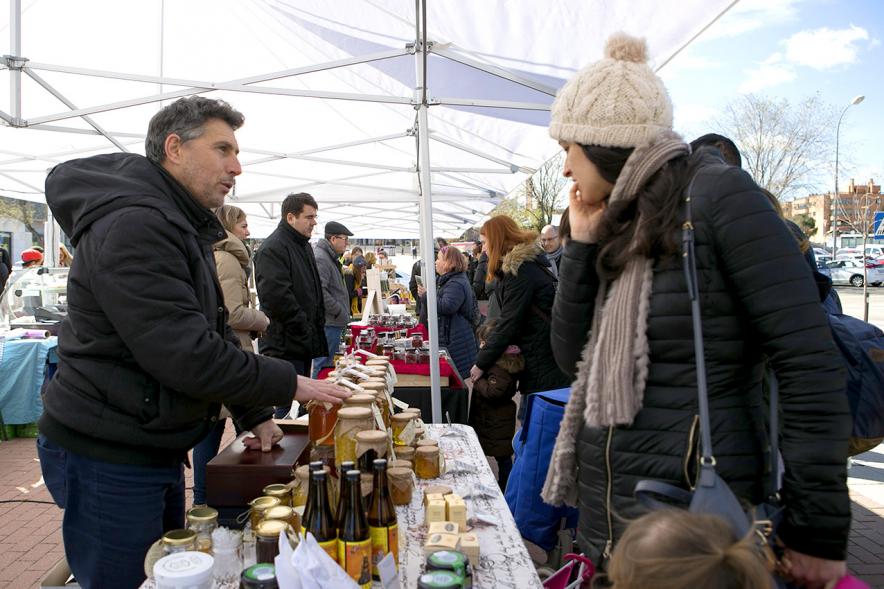 Mercado Agroecológico en el Paseo de Valdelasfuentes .