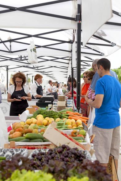 Puesto de verduras y frutas, procedencia Madrid.