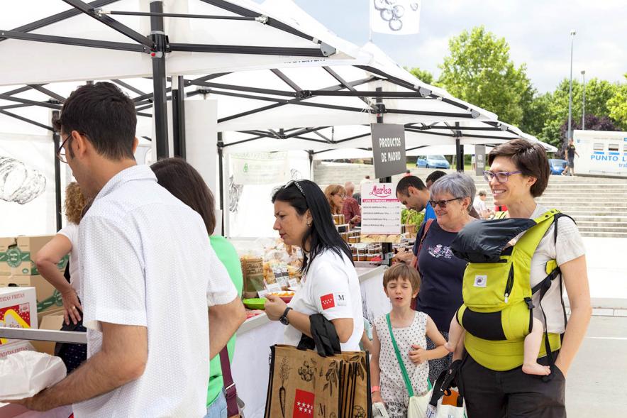 Visitantes en el Mercado La Despensa de Madrid