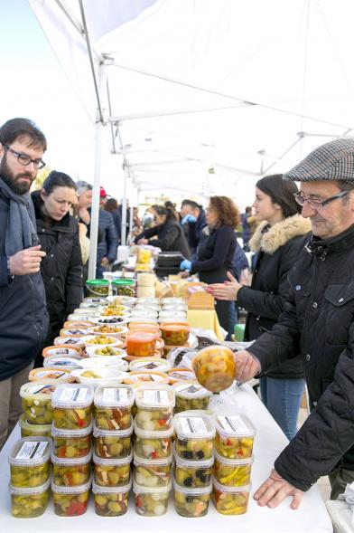 Puestos de aceitunas. Mercado Agroecológico.