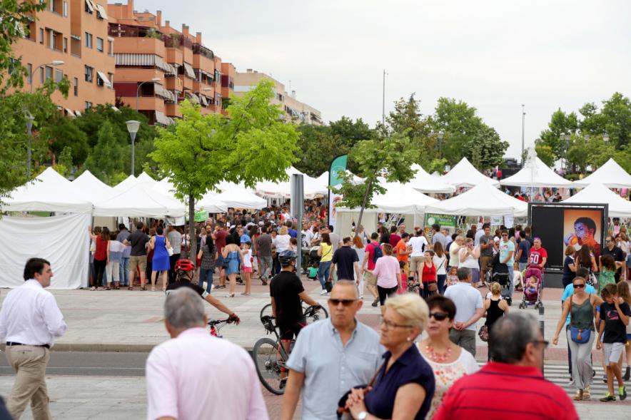 Vista general del mercado y visitantes.