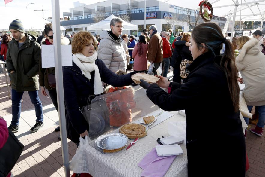 Mercado Agroecológico - Imagen de personas comprando en el puesto donde venden empanadas caseras.