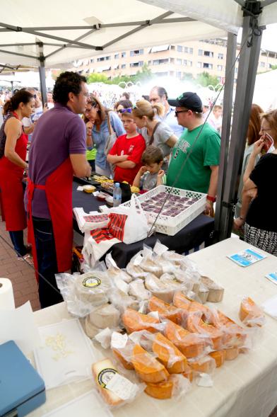 Puesto de quesos, productos locales. 