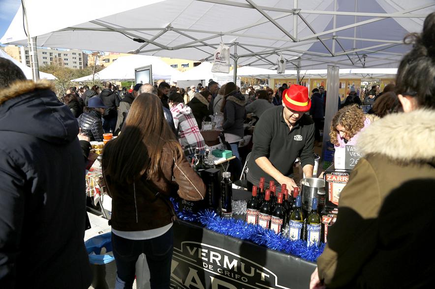 Mercado Agroecológico - Imagen de personas comprando en el puesto donde venden vermut.