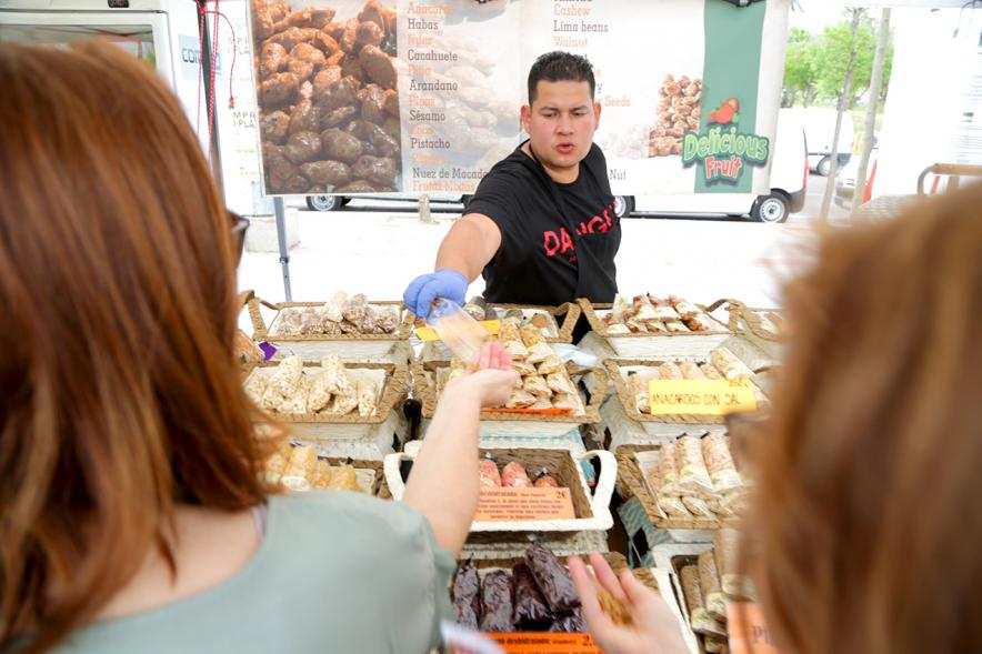 Puesto de frutos secos, productos locales. 