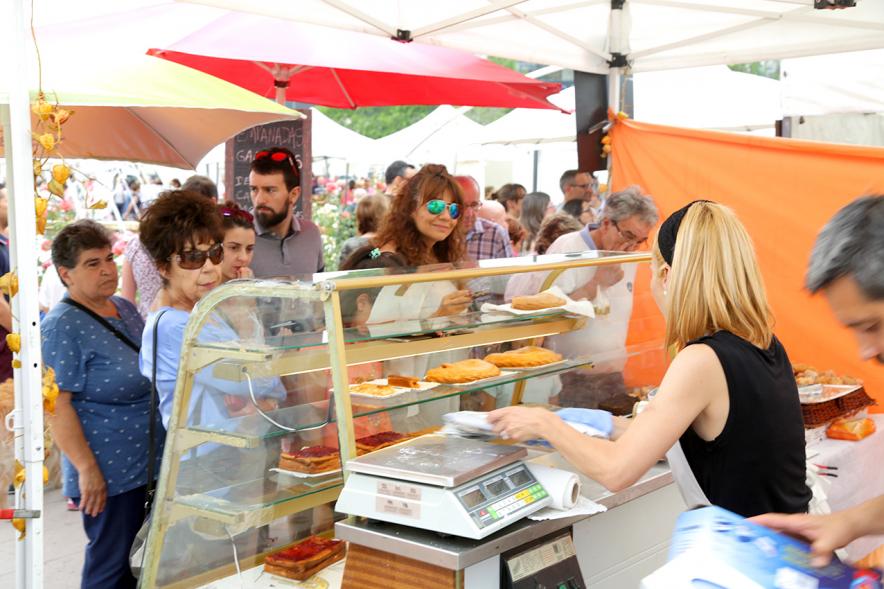Puesto de empanadas, productos locales. 