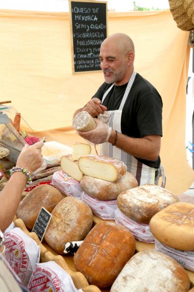Puesto de quesos y charcutería, productos locales. 