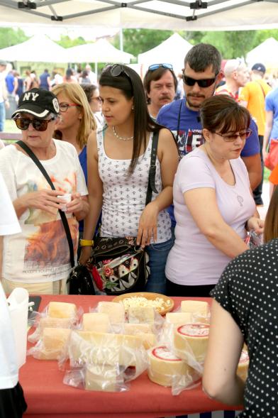 Puesto de quesos, productos locales. 