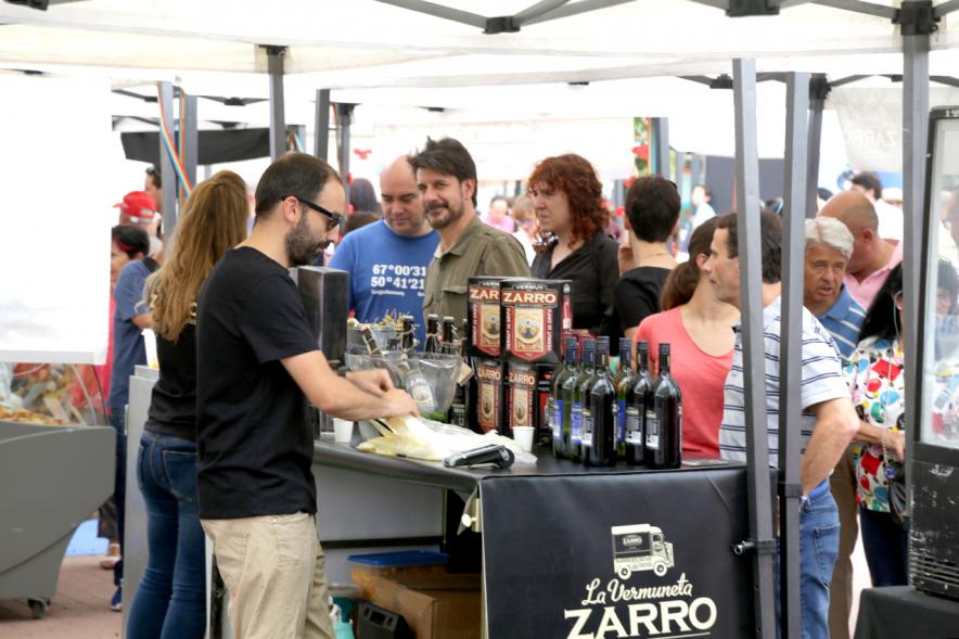Puesto de vermut, productos locales. 