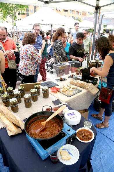  Puesto de comida, productos locales. 