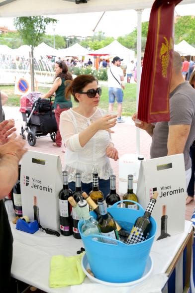  Puesto de vinos, productos locales. 
