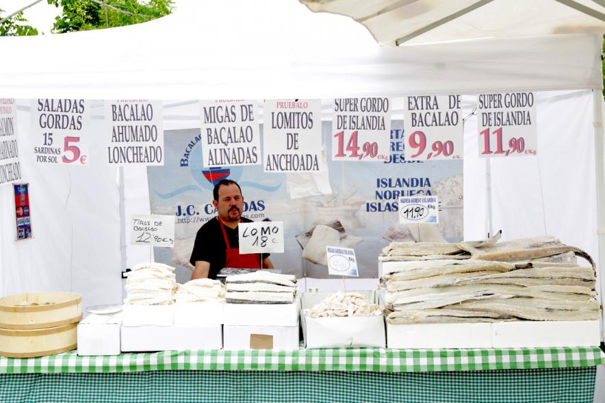Puesto de bacalao, productos locales. 