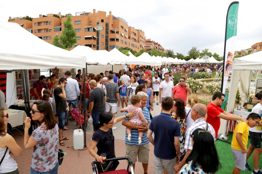 Vista general del mercado y visitantes.