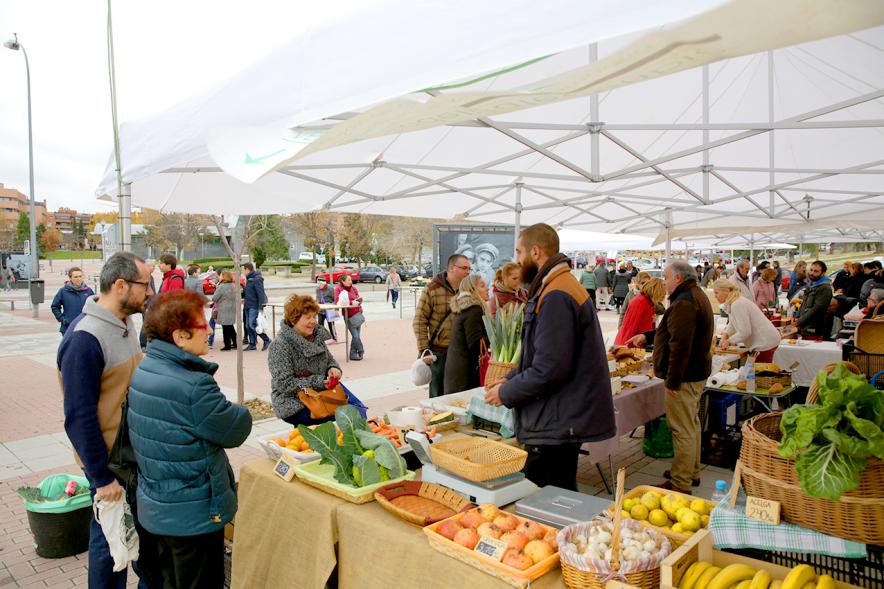 Visitantes comprando en puesto de hortalizas. Mercado Agroecológico 2019